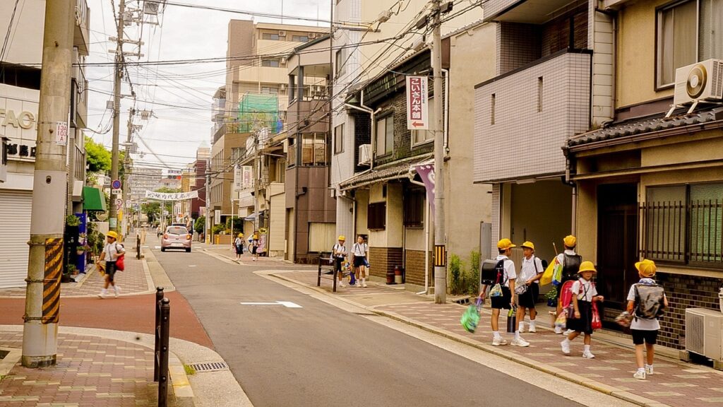 数人の小学生